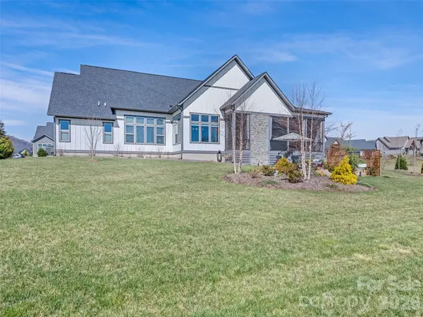 717 Daniel Circle DR, Mills River, NC 28759