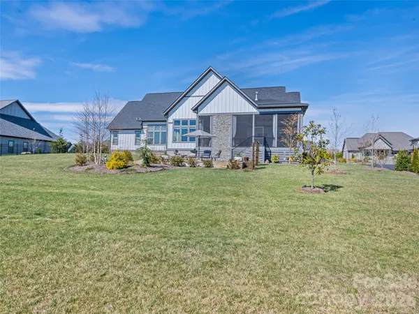 717 Daniel Circle DR, Mills River, NC 28759