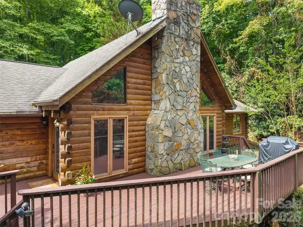 6 Ravenwood LN, Horse Shoe, NC 28742