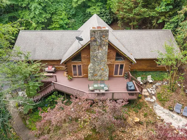 6 Ravenwood LN, Horse Shoe, NC 28742