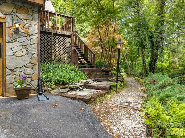 6 Ravenwood LN, Horse Shoe, NC 28742