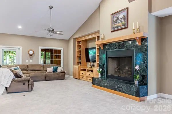 6 Grouse TER, Fairview, NC 28730