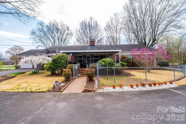 1724 2nd AVE NW, Hickory, NC 28601