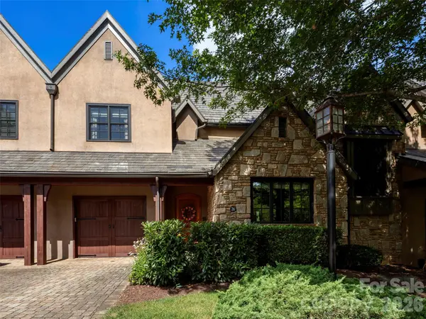26 Village Oak DR, Arden, NC 28704