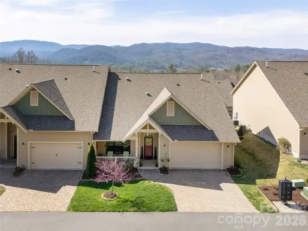 96 Copper Creek LN, Hendersonville, NC 28739