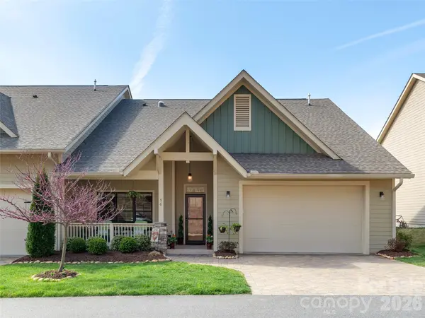 96 Copper Creek LN, Hendersonville, NC 28739