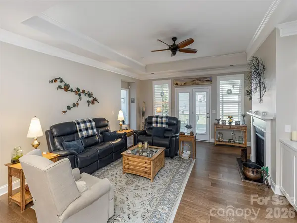 748 Summerfield PL, Flat Rock, NC 28731