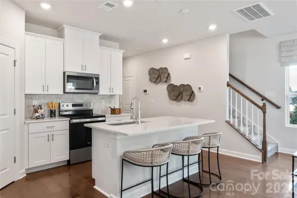 8204 Hidden Springs TRL, Charlotte, NC 28216