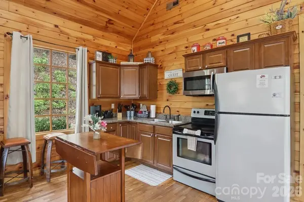 1012 Alarka Highlands DR, Bryson City, NC 28713