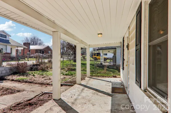 24 Pelzer ST, Asheville, NC 28804