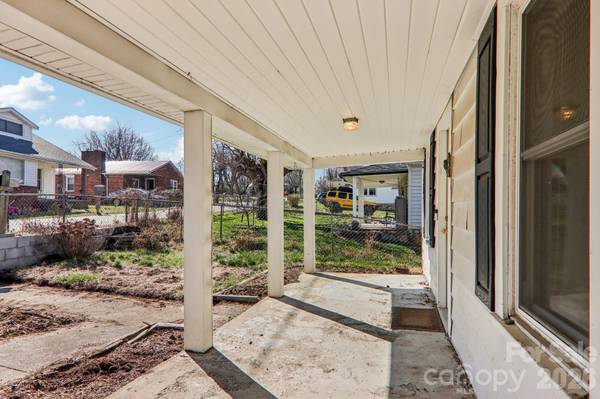 24 Pelzer ST, Asheville, NC 28804