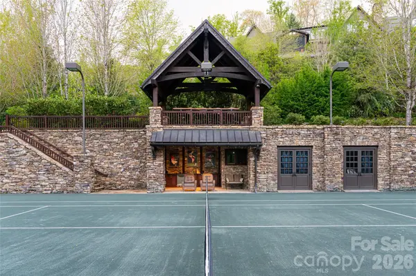 66 N Deerhaven LN, Asheville, NC 28803