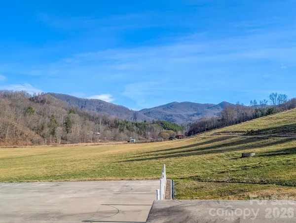 124 Shootout LN, Burnsville, NC 28714