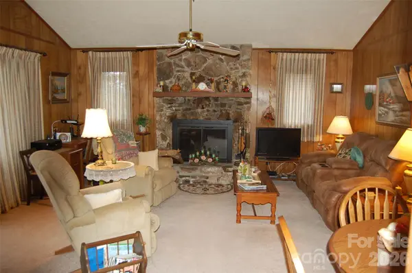 202 Knoll CIR, Newland, NC 28657