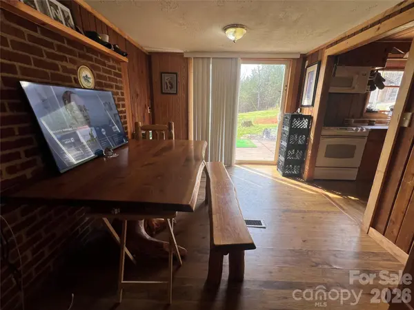 365 Hillbilly LN, Mill Spring, NC 28756