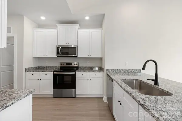 6623 Fairford DR, Charlotte, NC 28215