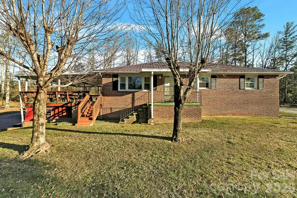 44 Tuttle RD, Hendersonville, NC 28792