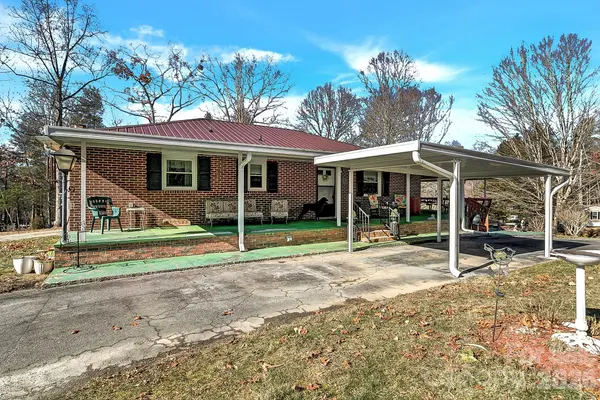 44 Tuttle RD, Hendersonville, NC 28792
