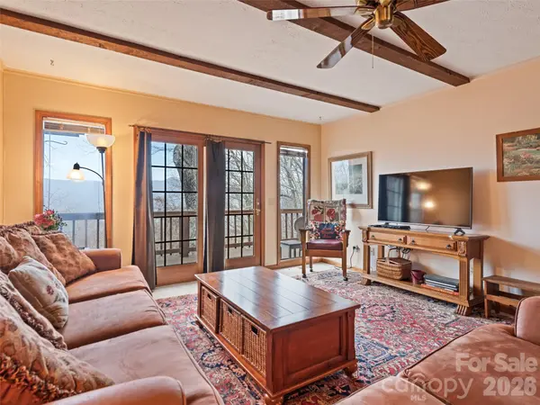 415 Treetop LN, Waynesville, NC 28785