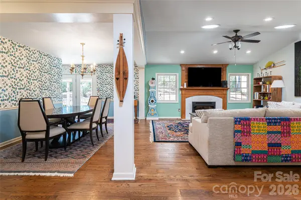 106 Oak Hollow CT, Asheville, NC 28805