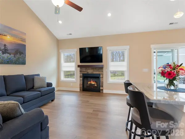 806 Blacksmith Run DR, Hendersonville, NC 28792