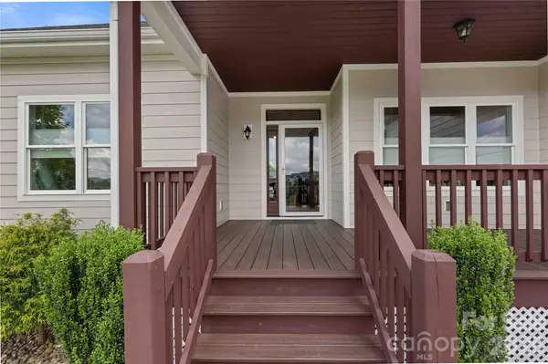 806 Blacksmith Run DR, Hendersonville, NC 28792