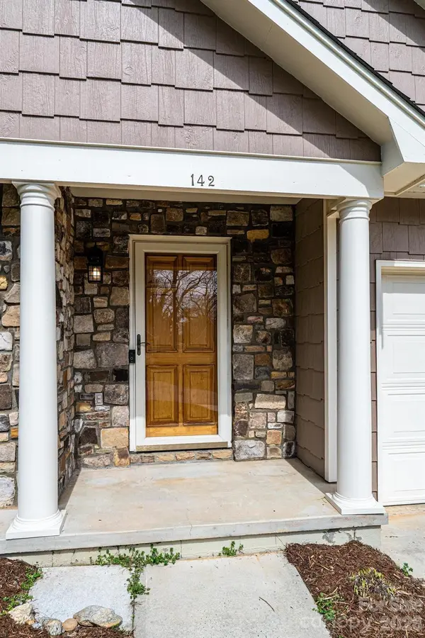 142 39th Avenue CT NW, Hickory, NC 28601