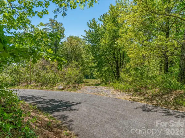 488 Warbler LN, Black Mountain, NC 28711