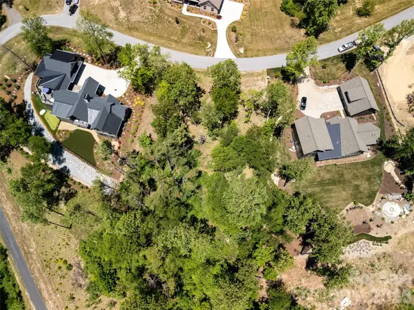 189 Dancing Bear DR, Hendersonville, NC 28792