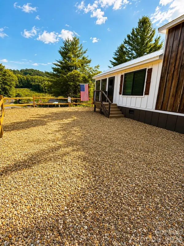 122 Mountain Breeze RDG, Scaly Mountain, NC 28775