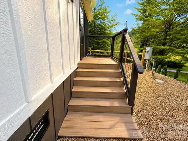 122 Mountain Breeze RDG, Scaly Mountain, NC 28775