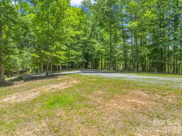 144 Old Homeplace LN, Mills River, NC 28759