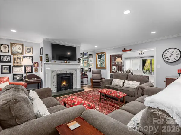 521 Crowfields LN, Asheville, NC 28803