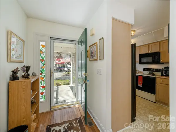 206 Black Oak LN, Hendersonville, NC 28791