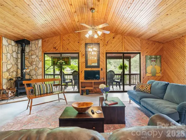 170 Mountain Farm RD, Burnsville, NC 28714