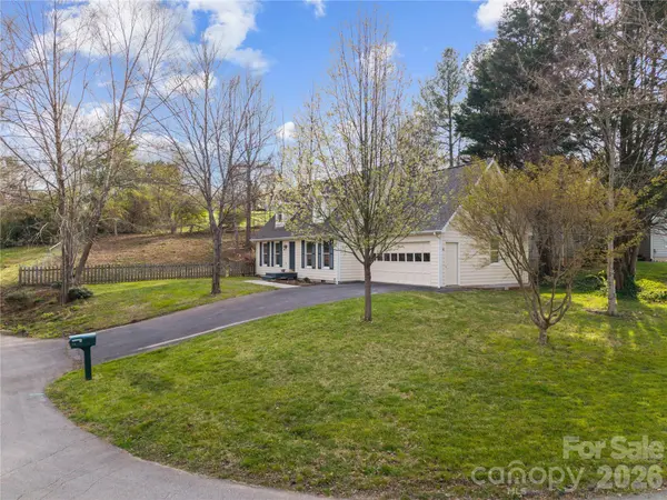 10 Orchard PL, Weaverville, NC 28787