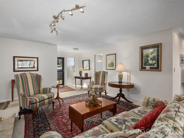 201 Crowfields DR, Asheville, NC 28803