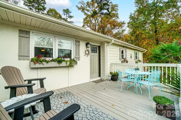 9542 Riviera DR, Sherrills Ford, NC 28673