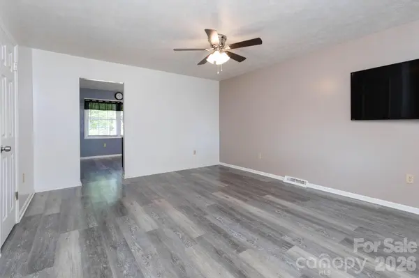 30 Compton DR, Asheville, NC 28806