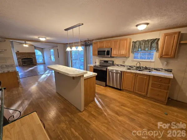 6 Woodland ST, Spruce Pine, NC 28777