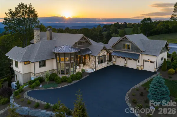31 Bear Tree CT, Hendersonville, NC 28792