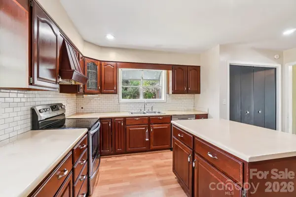 710 Heatherwood DR, Hendersonville, NC 28792