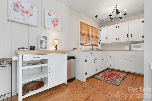 218 Hickory LN, Lake Toxaway, NC 28747