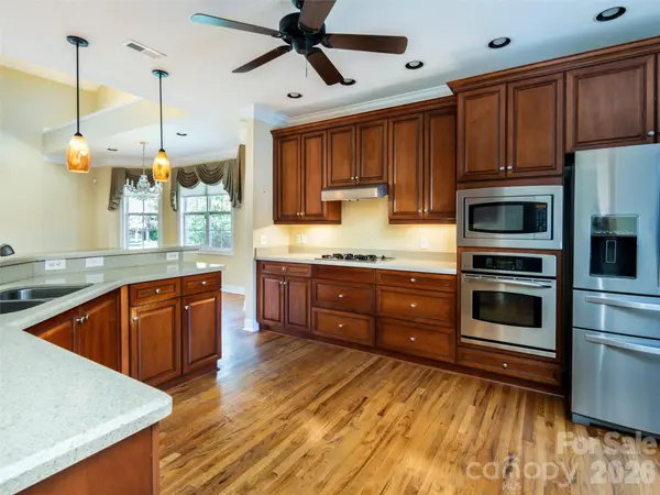 124 Towne Place DR, Hendersonville, NC 28792