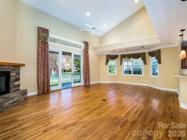 124 Towne Place DR, Hendersonville, NC 28792