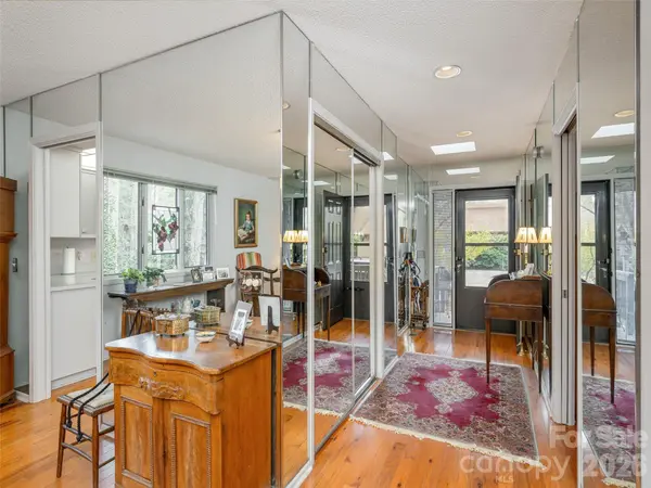 601 Red Oak DR, Hendersonville, NC 28791