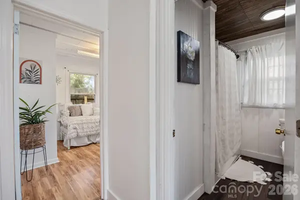 11 Log Cabin TRL, Candler, NC 28715