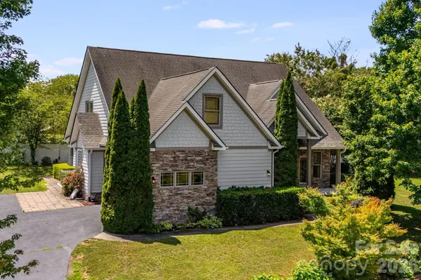 4 AMARETTO DR, Candler, NC 28715