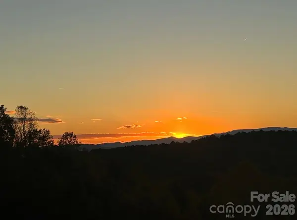 10 Eagle DR, Hendersonville, NC 28792
