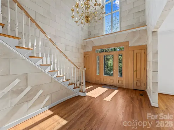 3 Fir Tree LN, Asheville, NC 28803